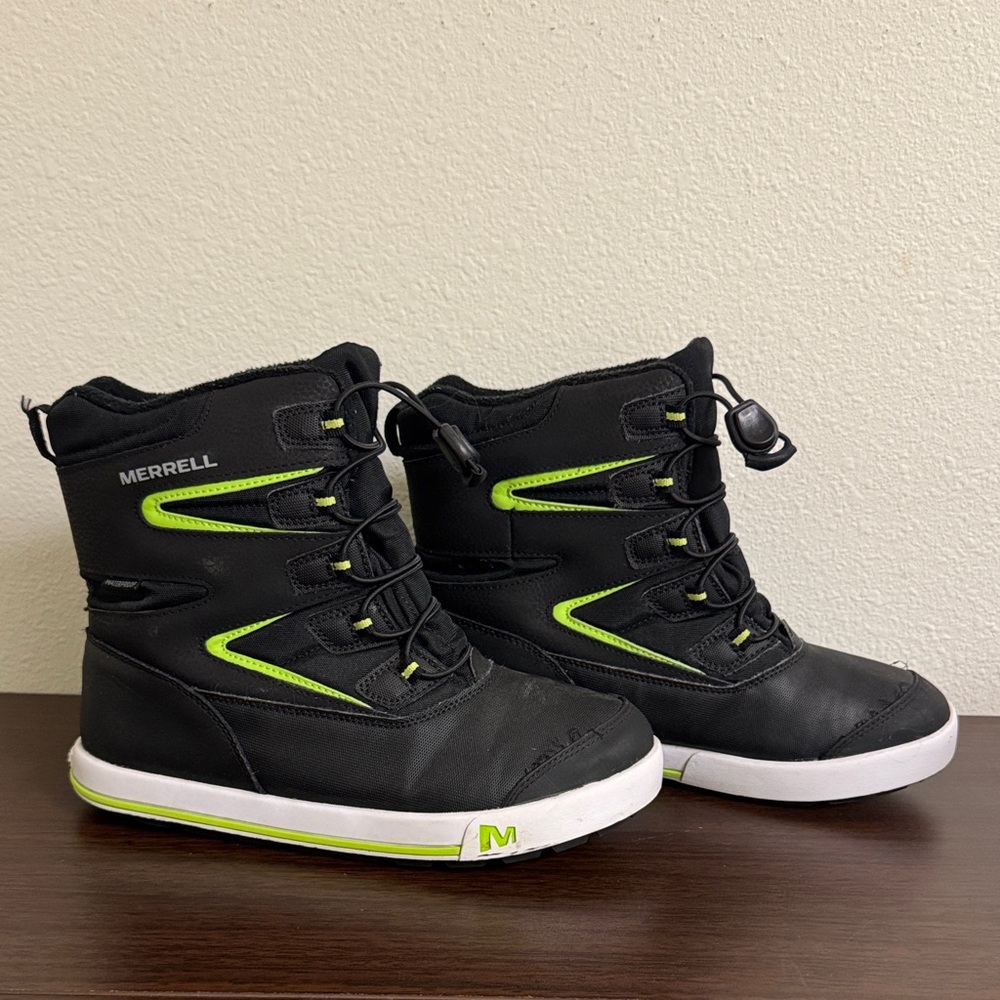 Merrell Kids sz 6 Black and Green Snow Boots